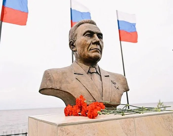 Памятник А. М. Тюрюмину в п. Нижнеангарск