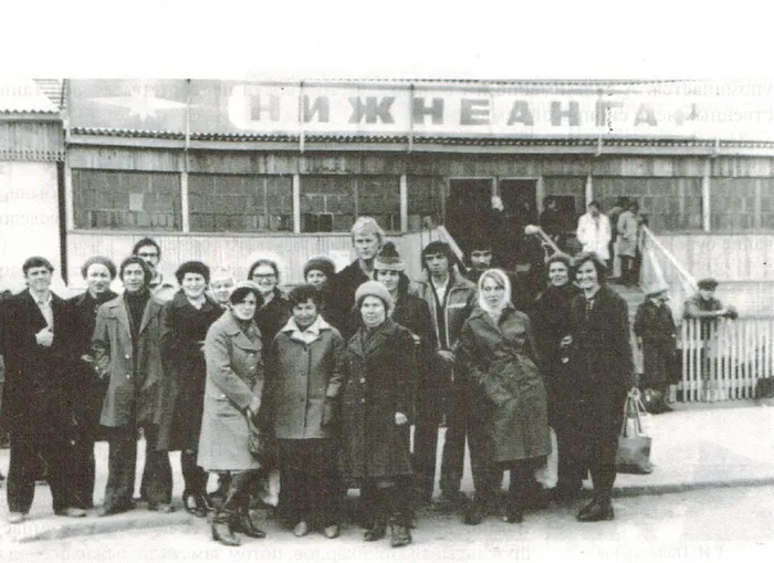 Группа специалистов Холоднинской партии у здания Нижнеангарского аэропорта перед вылетом на зищиту отчёта по Холоднинскому месторождению, 1980 г.