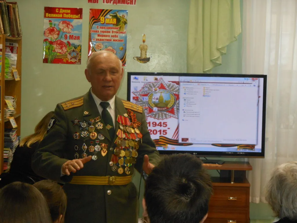 Выступает А. В. Амельченков, председатель Совета ветеранов (цв., 22х29см)