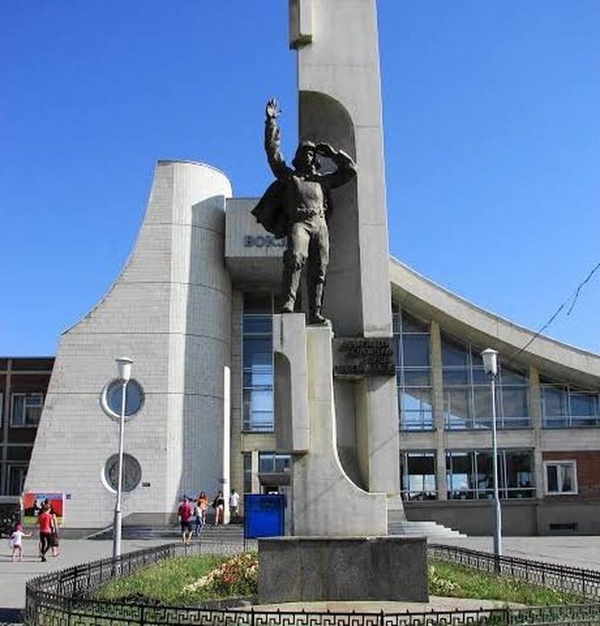 Памятник ленинградским строителям
